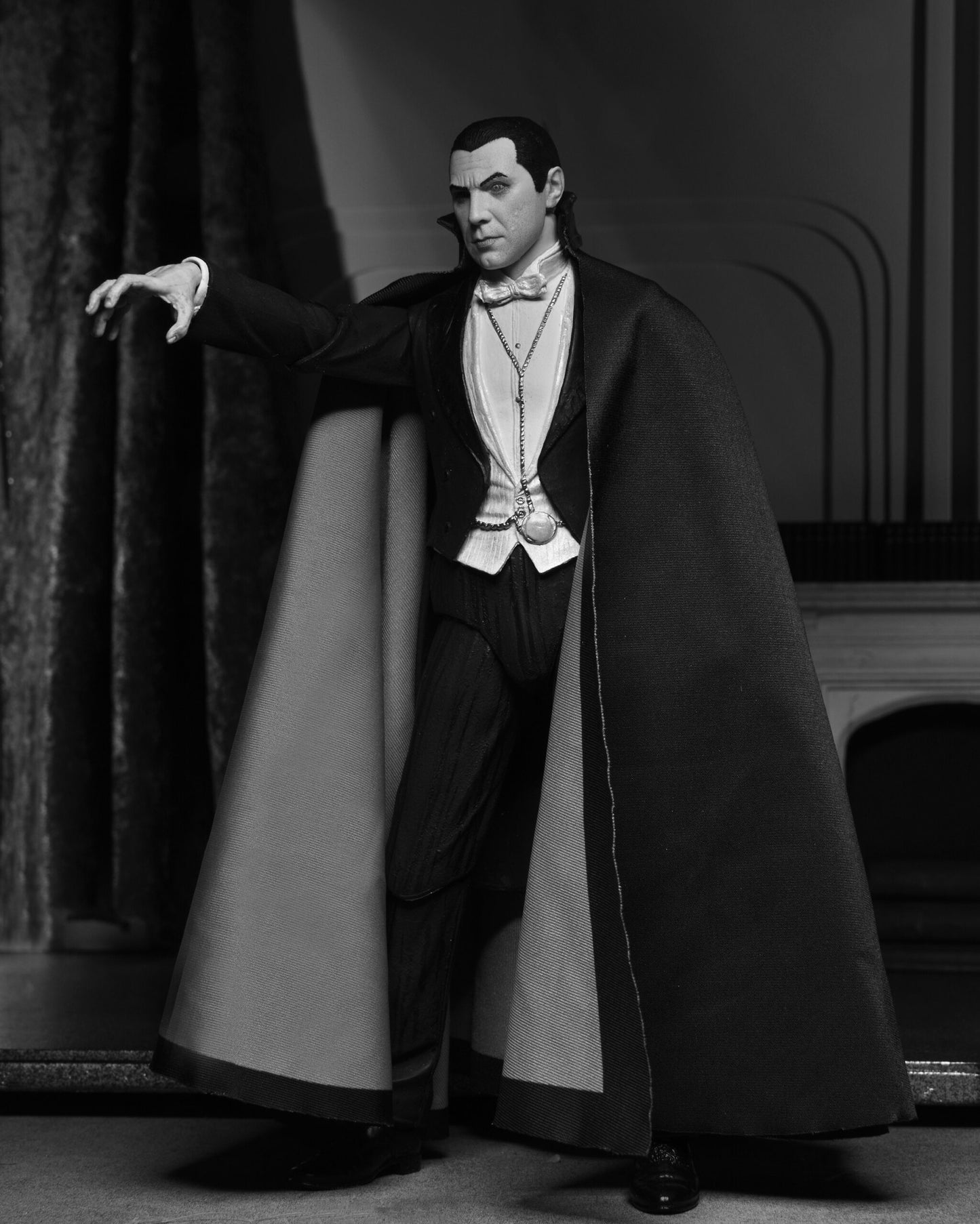 Universal Monsters 7” Scale Action Figure – Ultimate Dracula (Carfax Abbey)