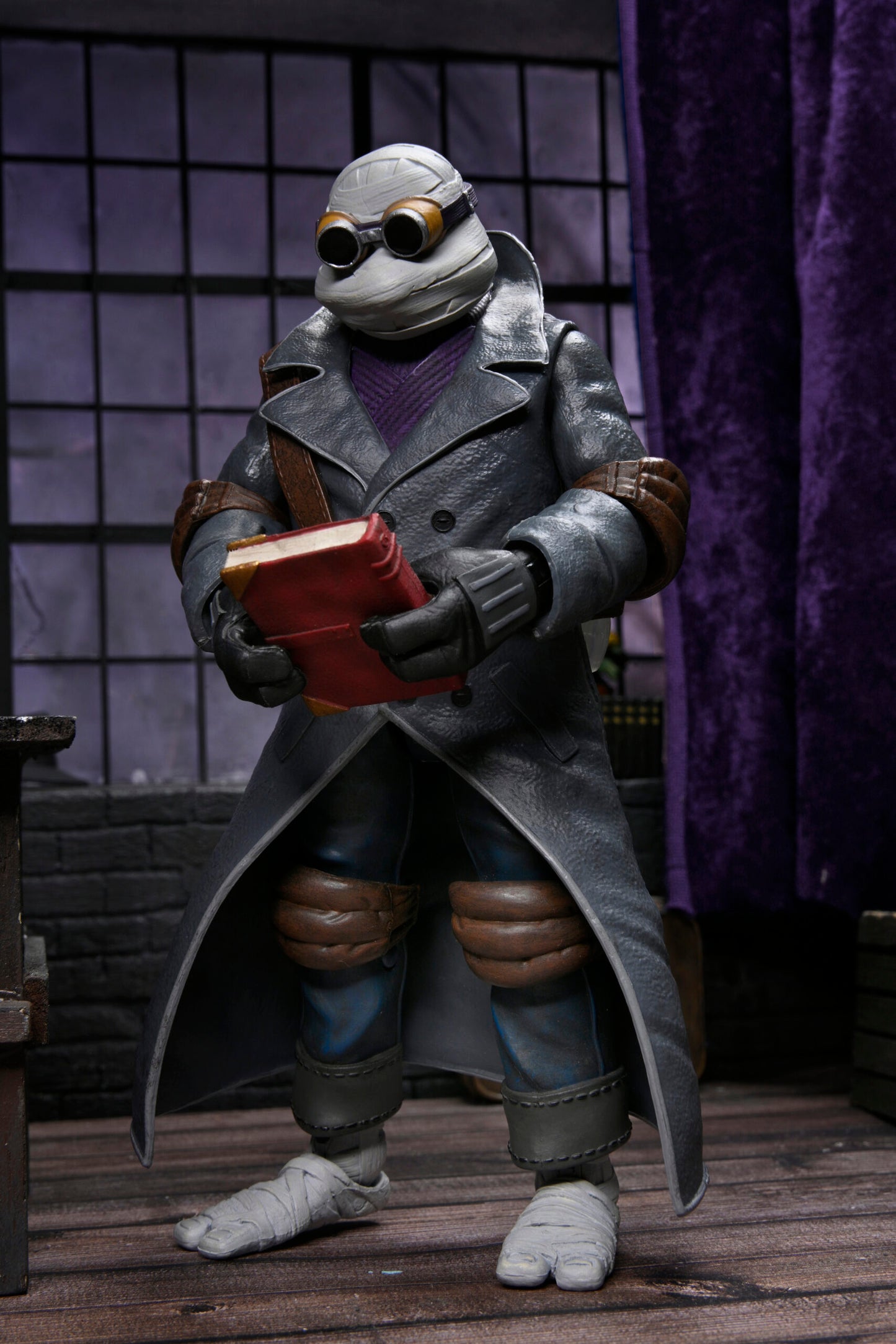 Universal Monsters x Teenage Mutant Ninja Turtles - 7″ Scale Action Figure – Ultimate Donatello as The Invisible Man