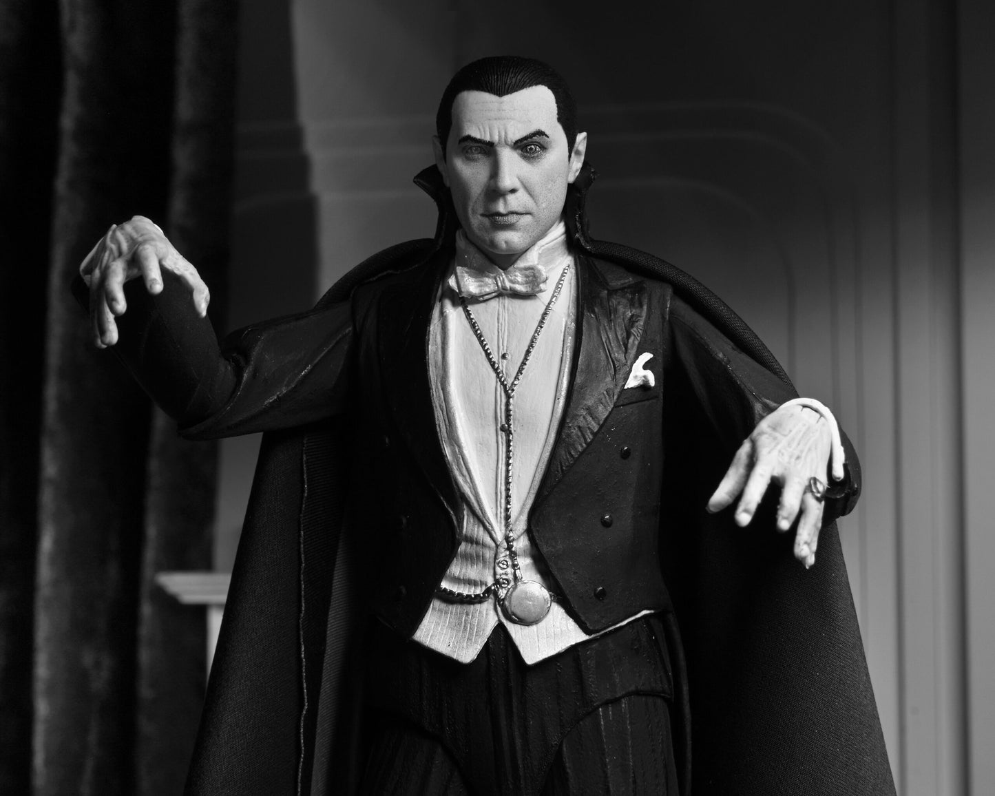 Universal Monsters 7” Scale Action Figure – Ultimate Dracula (Carfax Abbey)